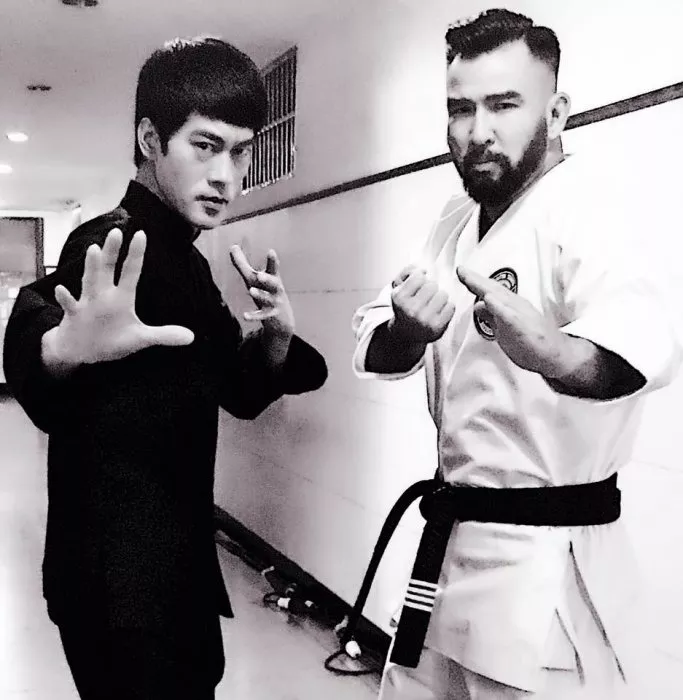 Kwok-Kwan Chan (Bruce Lee), Chris Collins (Karate Instructor) zdroj: imdb.com